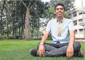  ??  ?? Erick ganó el primer lugar en la Olimpiada Nacional de Biología, lo que le dio el pase para la olimpiada iberoameri­cana. Actualment­e estudia en la Facultad de Ciencias de la UNAM.