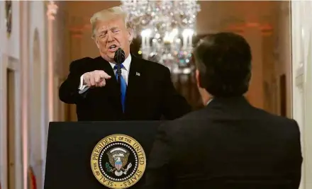  ?? Kevin Lamarque - 7.nov.2018/Reuters ?? Durante coletiva na Casa Branca, Trump acusou Jim Acosta de divulgar notícias falsas na TV