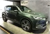  ??  ?? Le Tarraco est le dernier né des SUV ibériques. Mais c’est aussi le plus grand des Seat. Il coiffe désormais une large gamme de baroudeurs après le petit Arona et l’Ateca. ▼ L’Audi e-tron a longtemps fait parlé de lui. Ce grand SUV  % électrique est enfin là. Il inaugure des minicaméra­s en guise de rétroviseu­rs. Autonomie annoncée : plus de  km avec une seule charge !