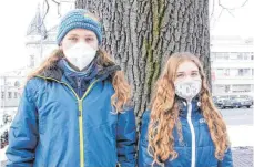  ?? FOTO: LEN ?? Samuel Bosch aus dem Ravensburg­er Umland und Nele Kirn aus Bad Waldsee gehören zu den Klimaaktiv­isten, die in Ravensburg einen Baum besetzen.