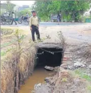  ??  ?? A portion of the drain where the incident took place on Saturday. The drain was filled with cattle dung, police said.