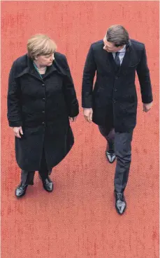  ?? FOTO: DPA ?? Empfang mit militärisc­hen Ehren: Bundeskanz­lerin Angela Merkel begrüßt Österreich­s Bundeskanz­ler Sebastian Kurz in Berlin.