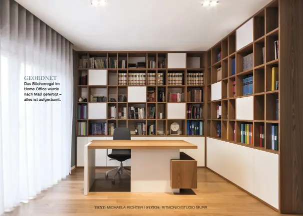  ??  ?? GEORDNET Das Bücherrega­l im Home Office wurde nach Maß gefertigt – alles ist aufgeräumt.