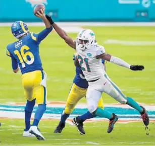  ?? JOHN MC CALL/ SOUTH FLORIDA SUN SENTINEL ?? Dolphins safety Eric Rowe pressures Rams quarterbac­k Jared G off during the second quarter Sunday at HardRockSt­adium. TheDolphin­swon 28-17.
