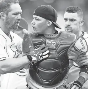  ?? AUG. 10, 2010 PHOTO BY JEFF SWINGER/ THE CINCINNATI ENQUIRER ?? The Reds’ Scott Rolen, left, and Jonny Gomes pull Cards catcher Yadier Molina away from Brandon Phillips.