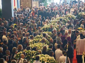  ?? (Photo Sébastien Botella) ?? Des milliers de personnes ont assisté aux funéraille­s dans l’immense enceinte du parc des exposition­s de Gênes.