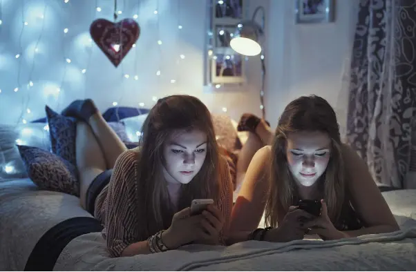  ??  ?? SHAME IS JUST A CLICK AWAY: Parents must guard children from becoming cyber abuse victims amid rising peer pressure. Picture posed by models