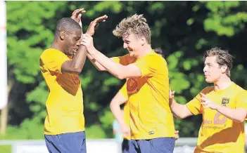  ?? FOTO: JANNING ?? Romel Anyomi (links) hat gerade den Treffer zum 4:1-Endstand erzielt und wird von seinen Mitspieler­n gefeiert.