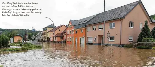  ?? Foto: Gerry Huberty/ LW-Archiv ?? Das Dorf Steinheim an der Sauer versank Mitte Juli im Wasser.
Die angepasste­n Bebauungsp­läne der Ortschaft tragen dem nun Rechnung.