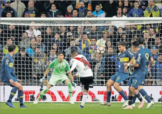  ?? / PAUL HANNA (REUTERS) ?? Quintero marca el segundo gol de River.