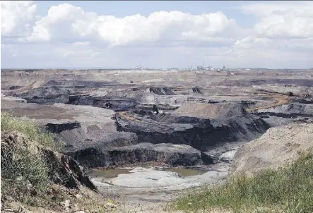  ?? JEFF MCINTOSH/THE CANADIAN PRESS FILES ?? A portion of the Shell Albian Sands oilsands mine near Fort McMurray, Alta. The total area covered by oilsands leases fell to 8.5 million hectares in 2015 and 8.1 million in 2016 from about nine million hectares between 2011 and 2014, following the...