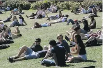  ?? PIERRE OBENDRAUF ?? McGill students enjoy the autumn sun on the downtown campus Thursday. A hot, humid weekend is forecast for Montreal.