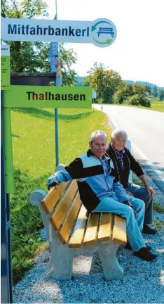  ?? Foto: M. Böhm ?? Eine gute Idee, diese Mitfahrban­k, fanden diese beiden Herren – sie nahmen dann aber doch lieber das Fahrrad und posierten nur kurz für ein Foto.