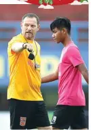 ?? ANGGER BONDAN/JAWA POS ?? TEGAS: Pelatih Borneo FC Dejan Antonic memimpin latihan di Stadion Segiri kemarin.