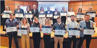  ?? FOTOGRAFÍA­S DE FACUNDO LUQUE ?? DISTINGUID­OS. Los 18 nominados para el Córdoba Empresaria 2021 recibieron sus certificad­os en una ceremonia realizada en el auditorio de La Voz.