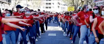  ?? (Photos Sophie Louvet) ?? En milieu d’après-midi, le cortège réunissant près de  personnes s’est élancé sur le boulevard de Strasbourg.