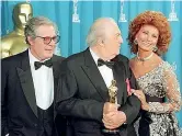  ??  ?? Oscar29 marzo 1993: Fellini riceve l’oscar alla carriera da Mastroiann­i e Loren. Il regista muore pochi mesi dopo, il 31 ottobre