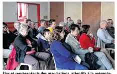  ??  ?? Élus et représenta­nts des associatio­ns, attentifs à la présentati­on des activités du comité des fêtes.