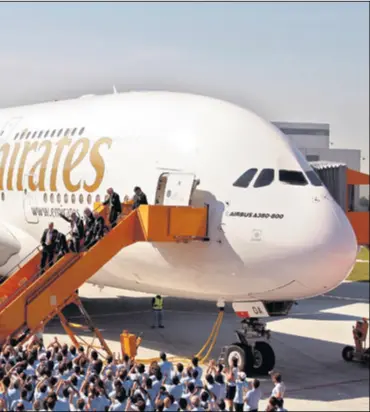  ??  ?? EMIRATES smrti A380 presudila je aviokompan­ija koja ga je uglavnom i održavala na životu – Emirates. Tom ambiciozno­m avioprijev­ozniku iz Dubaija cilj je postati najveći na svijetu, a Dubai učiniti najvećim svjetskim aerodromom. Stoga je Emirates naručio najviše najvećih aviona na svijetu – čak 162. No danas je Emirates srezao svoje narudžbe za A380 na 123 primjerka.