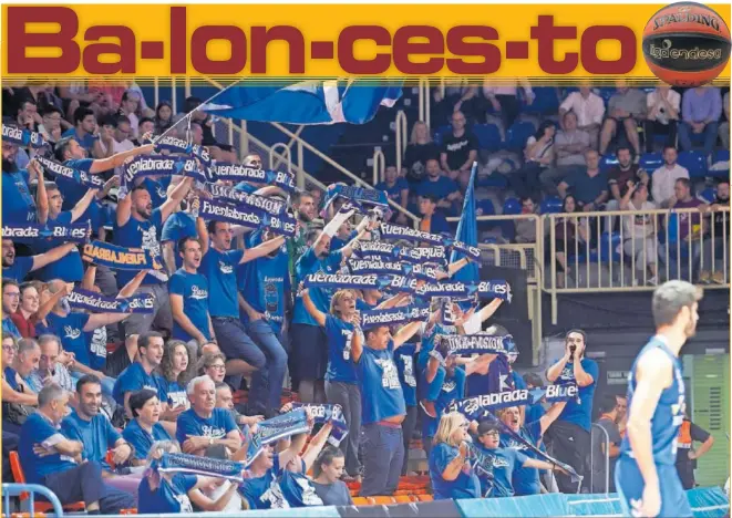  ?? ?? Miembros de la peña ‘Fuenla Blues’ animan en el pabellón Fernando Martín al Carplus Fuenlabrad­a ante el Hereda San Pablo Burgos la pasada temporada.