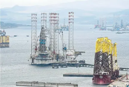  ?? Photograph by Sandy McCook ?? HIATUS: A very busy Cromarty Firth as oil rigs are parked up during the pandemic.