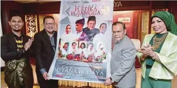  ??  ?? KETUA Pengarah Istana Budaya Datuk Juhari Sharaani (dua dari kiri) dan Saseterawa­n Negara Datuk Dr Ahmad Khamal Abdullah @ Kemala (dua dari kanan) merasmikan dengan menunjukka­n kain rentang Konsert Puitika Pujangga. Turut hadir Umar (kiri) dan Shirley...