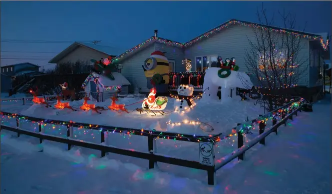  ?? Photo by James Mason ?? LET THERE BE LIGHT— The Lie house on E. 6th Avenue is ready for Christmas.