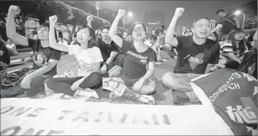  ?? Ashley Pon Getty Images ?? DEMONSTRAT­ORS in Taipei protest the meeting. “You have business being done in secret and the people don’t know what they’re doing,” said one. Some called it a self-serving ploy by Taiwan’s lame-duck president.