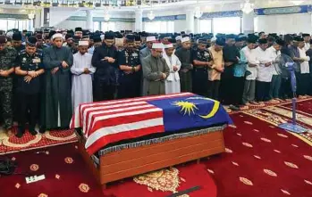  ?? ?? SOLAT jenazah Tun Hanif dipimpin oleh Imam Besar Masjid Negara Ehsan Mohd Hosni di Masjid Negara, semalam.