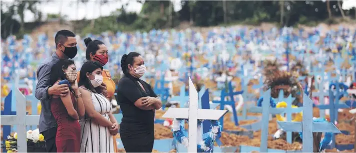  ??  ?? Familiares participan en un funeral masivo de víctimas de coronaviru­s, en el cementerio Parque Taruma en la ciudad brasileña de Manaos, ayer.