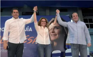  ?? WOODLY VALDEZ ?? David Collado y Josés Ignacio Paliza levantan las manos de Carolina Mejía.