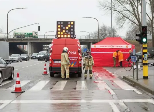  ?? © David Van Hecke ?? Het kruispunt van de Antwerpses­teenweg en de Orchideest­raat in Gent, waar gisteren het dodelijke ongeval gebeurde.