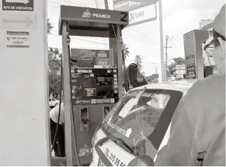  ??  ?? EN TRES SEMANAS los precios de las gasolinas subieron 30 centavos en estaciones de la localidad.