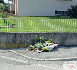  ??  ?? Delitto Sopra il corpo di Enrico Faggion, ucciso venerdì a Trissino, Qui a destra i fiori portati ieri (Piki studio)