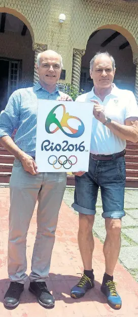  ?? Foto: APA / Birgit Egarter ?? Karl Stoss (links) und Peter Mennel vor dem Clubhaus des FC Botafogo, das bei den Olympische­n Spielen zum Österreich-Haus mutiert.
Stoss:
Mennel:
Stoss:
KARL STOSS