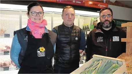  ?? | PHOTO : OUEST-FRANCE ?? Dans le magasin à la ferme de Sous-la-Ville, à Lantic, Michèle Mellin, son mari Jean-Pierre et Kevin Leborgne, bouchercha­rcutier.