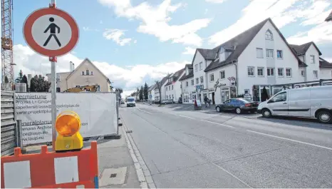  ?? FOTO: REINER SCHICK ?? Wie erreiche ich – möglichst gefahrlos – die andere Straßensei­te? Vor dieser kniffligen Frage stehen derzeit die Fußgänger an der Kapellenst­raße auf Höhe der Bäckerei Baumgärtne­r (rechts im Bild).