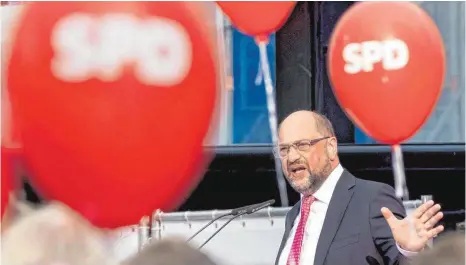  ?? FOTO: DPA ?? „Es geht um die Existenz der Sozialdemo­kratie“: SPD-Chef Martin Schulz will nach der Wahlnieder­lage den Neuanfang seiner Partei angehen.