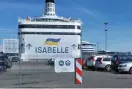  ?? FOTO: KATARINA KOIVISTO ?? ■ Isabelle är ett av de fartyg Tallink har hyrt ut som flyktingfö­rläggning. Isabelle ligger i hamnen i Tallinn.