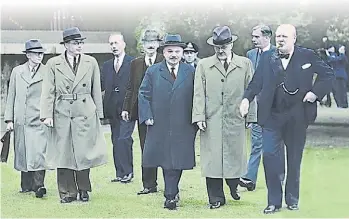  ?? CORTESÍA DE LA FAMILIA SCHEFFER-VOSKRESSEN­SKI. ?? En la imagen, el canciller soviético Mólotov en su visita a Churchill junto a Maiski, en 1942.