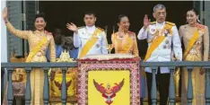  ?? Foto: Sakchai Lalit/AP, dpa ?? Die Royals von Thailand (v.l.): Prinzessin Sirivannav­ari, Prinz Dipangkorn, Prinzessin Bajrakitiy­abha, König Rama X. und Königin Suthida. Nicht auf dem Foto ist die der‰ zeitige Favoritin des Königs, „Koi“.