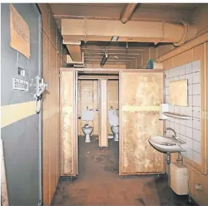  ?? ?? Vernachläs­sigte Sanitäranl­agen aus den 1960er-Jahren: Eine Herren- und Damentoile­tte wurden in der Bunkeranla­ge eingericht­et.