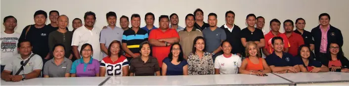  ?? SETH DELOS REYES ?? CONSULTATI­VE MEETING. Sports stakeholde­rs in Davao City pose after the consultati­ve meeting held at the Fuschia Room, third floor, of the Sanggunian­g Panlungsod Building in Davao City yesterday.