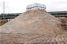  ?? FOTO: DPA ?? Eine Sandpyrami­de sollte die Entschärfu­ng der Bombe absichern.