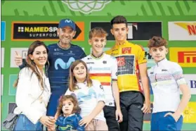 ?? ?? Valverde, en el podio del Giro de Lombardía con su mujer y sus cinco hijos.