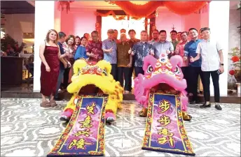  ?? ?? Salang (front, seventh right) and other VIP visitors in a group photo, taken during Chin’s Chinese New Year open house in Kuching.