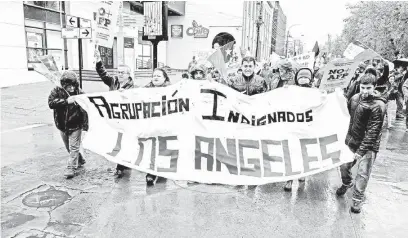  ??  ?? LOS MANIFESTAN­TES marcharon por el centro de Los Ángeles con una batucada y pancartas.