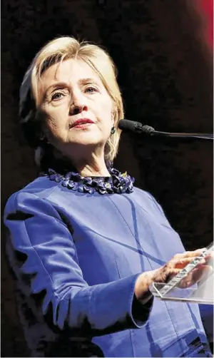  ?? BILD: SN/APA ?? Wahlkampf mit Lungenentz­ündung: Hillary Clinton.
