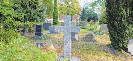  ?? FOTO: MAB ?? Das Bild zeigt den evangelisc­hen Friedhof in Bopfingen mit alten Gräbern. Das bisher typische Erdgrab ist auf dem Rückmarsch.