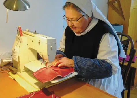  ?? Fotos: Siegfried P. Rupprecht ?? Wegen der Corona-Krise ist das öffentlich­e Leben im Kloster Oberschöne­nfeld zwar in Stillstand geraten. Doch gearbeitet wird dennoch: Die Zisterzien­serinnen in der Abtei fertigen Mundschutz und Schutzkitt­el.